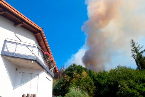 Samstag, 13. August 2022: Ein Blick von der Terrasse der Familie Wohlrab zeigt, wie das Feuer dem Haus in der Hardtwaldstraße in Niederroßbach gefährlich nahekommt. Foto: Bianca Wohlrab 