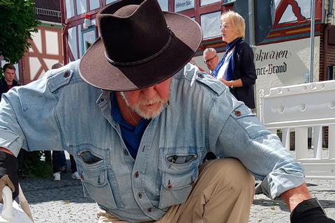 Seit 28 Jahren im Einsatz wider das Vergessen: Gunter Demnig, der das Projekt "Stolpersteine" 1992 begann, lässt es sich nicht nehmen, alle "Stolpersteine" selbst zu legen.  Foto: Christoph Weber 