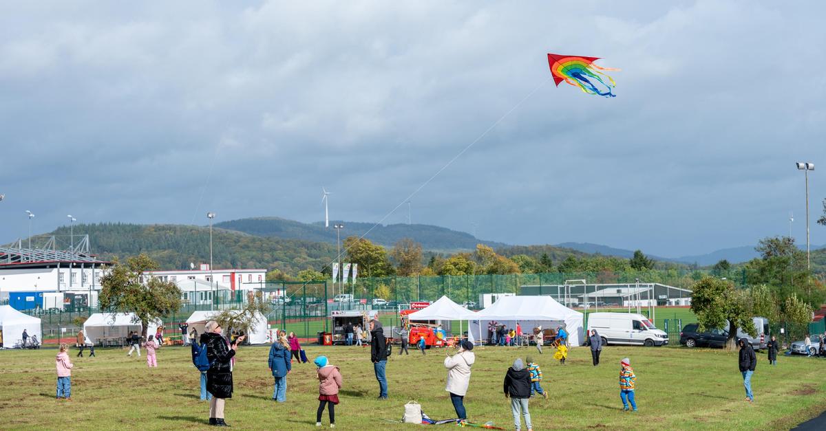 Haiger residents fly their kites on the 
