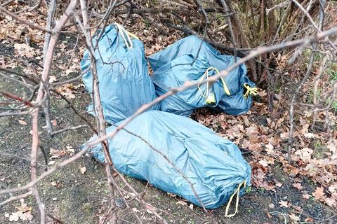Ärgerlich: Große Müllsäcke wurden im Vogelschutzgebiet "Katzegrube" bei Merkenbach entsorgt. Foto: Natur- und Vogelschutzverein Merkenbach