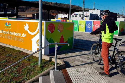Selbstversuch: Reporter Frank Rademacher mit seinem E-Bike vor dem Fahrradhotel am Herborner Bahnhof in der Littau. Foto: Martin H. Heller 