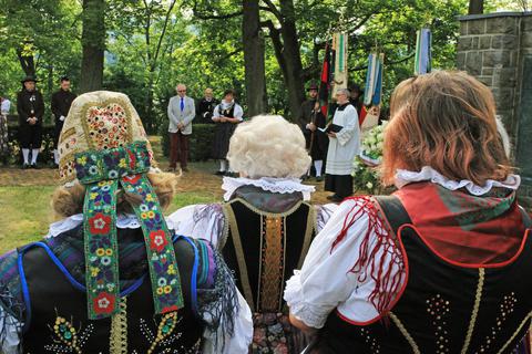 Die alten Egerländer Trachten gehörten so wie die historischen Fahnen zum 70. Geburtstag der Egerländer Gmoi Herborn. Foto: Siegfried Gerdau