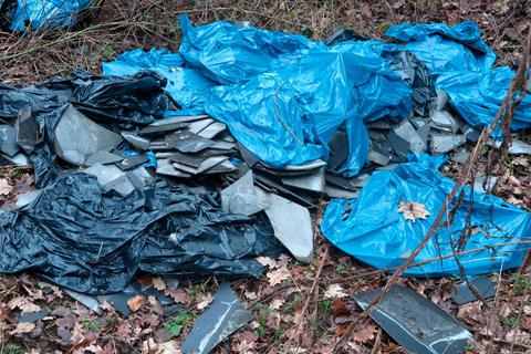 Umweltfrevel: Unbekannte haben am Wanderparkplatz unterhalb vom "Neuhaus" Bauschutt und asbesthaltige Eternit-Platten in die Landschaft geworfen. Foto: Polizei Dillenburg 