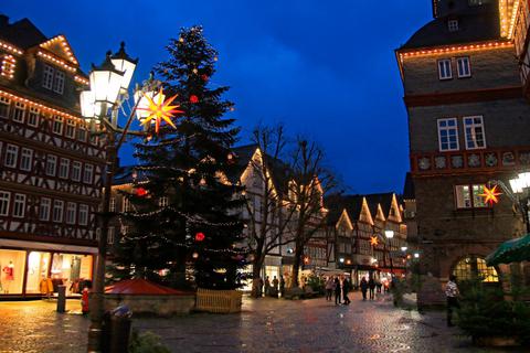 Der weihnachtlich leuchtende Herborner Marktplatz: Hier soll die Impfgegner-Demo am Montag starten. Foto: Siegfried Gerdau 