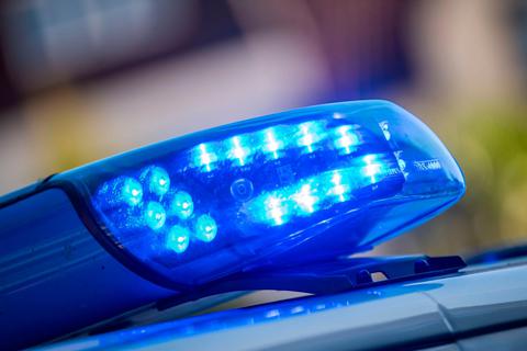 Ein Blaulicht auf dem Dach eines Polizeiautos. 
