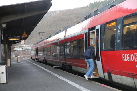 Damit künftig keine Stufe beim Einsteigen in den Zug genommen werden muss, sollen in Dillenburg, Haiger und Herborn die Bahnsteige erhöht werden. Dann können auch Rollstuhlfahrer direkt in den Zug hineinrollen.