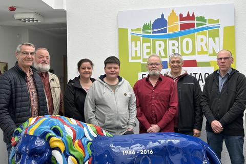 Sie sind die ehrenamtlichen Fahrer des Bürgerbus Herborn (v. l.): Fritz Martini, Wolfgang Mackel, Katja Achenbach (und Sohn), Ralf Schäfer, Karl-Heinz Günther und Günter Firla.