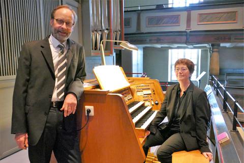 Bereiten in der Herborner Stadtkirche einen konzertanten Abend:  Bass Andreas Balzer und Organistin Regina Zimmermann-Emde. an der Walcker-Orgel.