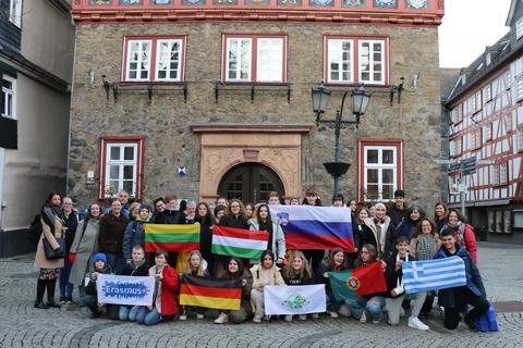 Gruppenbild vor dem Herborner Rathaus: Die Teilnehmer des „Erasmus+”-Projekts aus Portugal, Griechenland, Slowenien, Litauen und Ungarn. Die Schüler und Lehrer sind zu Gast an der Herborner Comeniusschule.  
