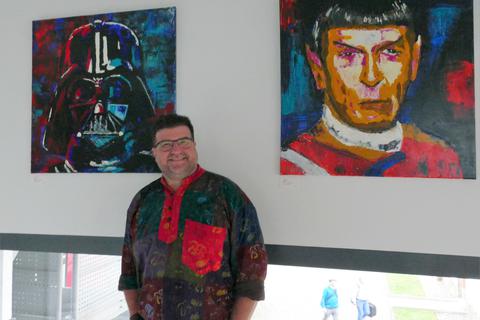 Jörg Stoll, eingerahmt von Darth Vader und Mr. Spock, zeigt derzeit eine Auswahl seiner Bilder in der "Kusch" in Herborn.