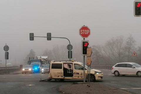 Unfall auf der "Juno-Kreuzung" bei Burg: Dieses VW-Caddy-Taxi ist mit einem Opel Zafira zusammengestoßen.