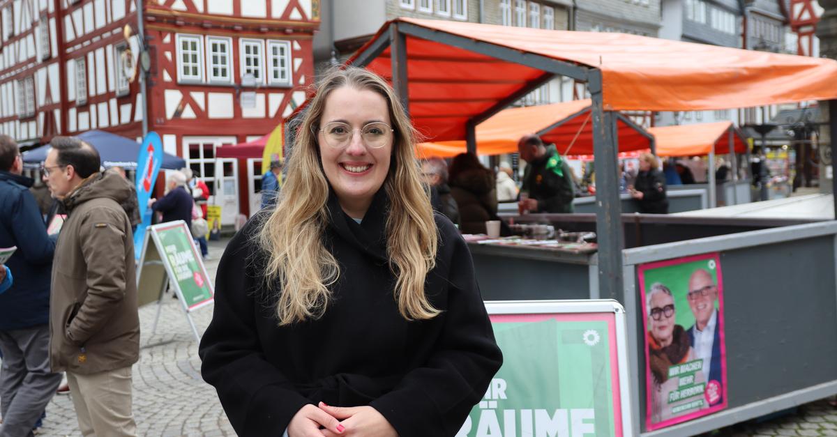 Katharina Dröge wirbt für Umweltpolitik auf Herborner Wochenmarkt