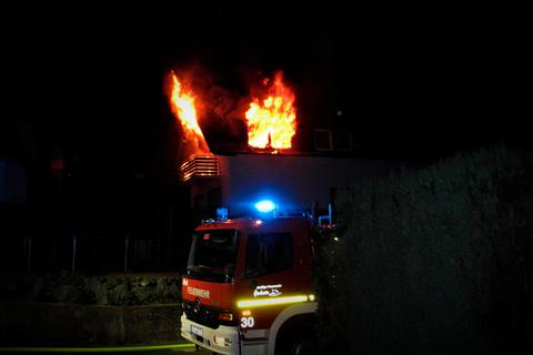 Der Dachstuhl des Hauses stand in der Nacht zum Samstag in Flammen. Foto: Feuerwehr Herborn 