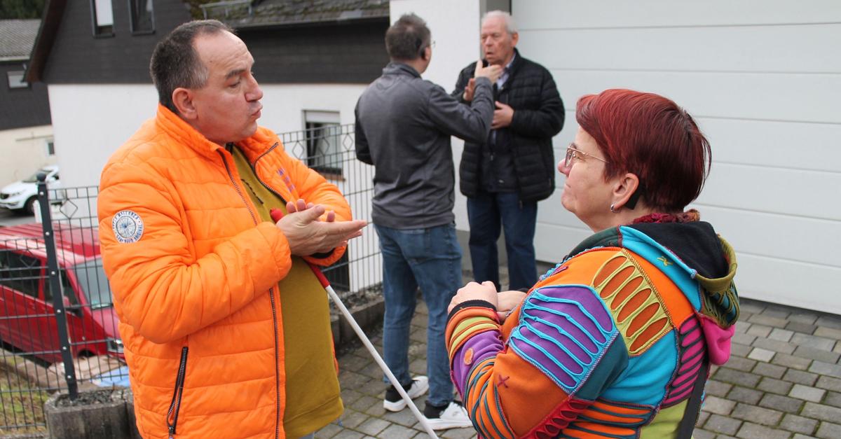 geh-rlosenhilfe-in-herborn-hand-ohr-st-rkt-inklusion