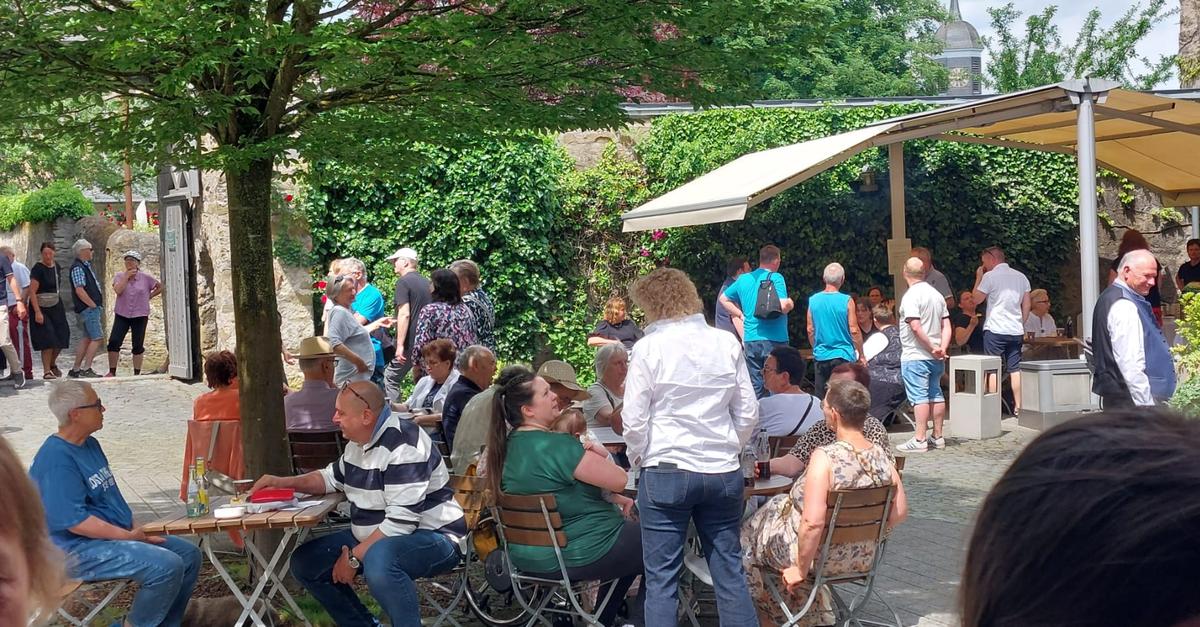 Hunderte-kommen-zum-Kreativmarkt-ans-Herborner-Schloss