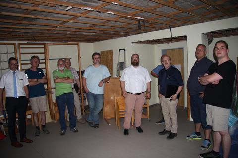 Zu Besuch im gesperrten Untergeschoss: Pfarrer Andree Best (6. von links) erl&auml;uterte dem Bauausschuss um Klaus Enenkel (rechts neben ihm) die Situation in der Kita Mozartstra&szlig;e.  Foto: Weirich