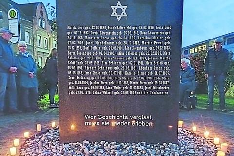 Gedenkstunde zur Reichspogromnacht am Holocaust-Mahnmal in Herborn.