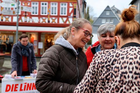 Suchen auf dem Herborner Marktplatz das Gespräch mit den Menschen: die Linken-Politikerinnen Christiane Ohnacker (links) und Petra Heimer. © Sebastian Reh