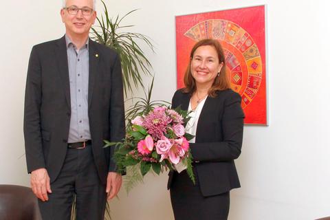 Willkommen mit Blumen: Geschäftsführer Martin Engelhardt begrüßt die neue Klinikdirektorin Dr. Secil Akinci. Foto: Vitos Herborn 