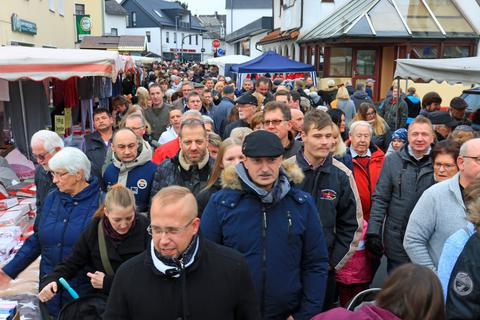 Unbeschreibliche Menschenmassen ließen sich den ältesten Herborner Markt am gestrigen Sonntag nicht entgehen. Foto: Siegfried Gerdau