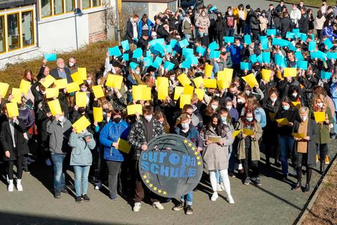 Demonstration: Junge Männer und Frauen, die an den Gewerblichen Schulen des Lahn-Dill-Kreises in Dillenburg, die Europa-Schule ist, studieren, verdeutlichen ihre Solidarität mit der von Russland angegriffenen Ukraine. Foto: Katrin Weber 