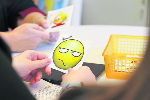 Viele Schüler sind mal mies drauf. Und solange das nicht dauerhaft so ist, ist das auch kein Problem. Sollte es allerdings zu einem Dauerzustand werden, gibt es für diese Jungen und Mädchen die Rehbergschule neben der Vitos-Kinder- und Jugendklinik für psychische Gesundheit in Herborn. 