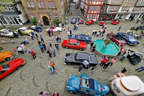 Stelldichein am Herborner Marktplatz: Die Besitzer präsentieren ihre Old- und Youngtimer im Herzen der Bärenstadt.