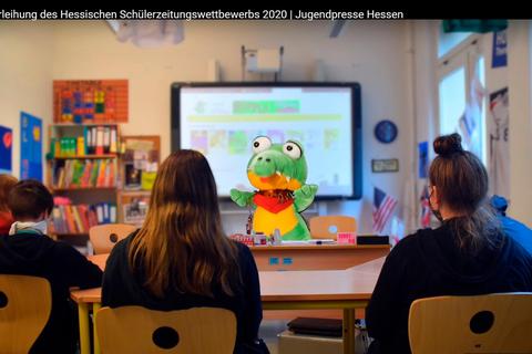 Mit Maskottchen "Hajö": Mit einem Video - hier ein Standbild daraus - stellt sich die Redaktion der Schülerzeitung "Hoppla" dem Publikum der Online-Preisverleihung vor. Screenshot: Katrin Weber 