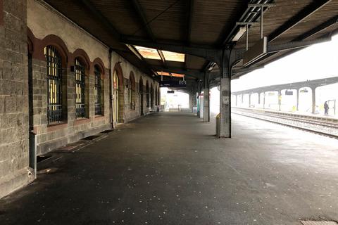 Tristes Erscheinungsbild: Die Sanierung der Herborner Bahnsteige verzögert sich weiter. Foto: Christian Hoge 