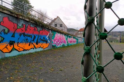 So kann das aussehen: Bisher gibt es nur auf dem Bolzplatz im Herborner Stadtteil Burg legale Graffiti-Wände. Etwas Ähnliches könnte auch bald in der Kernstadt folgen. Foto: Christian Hoge 