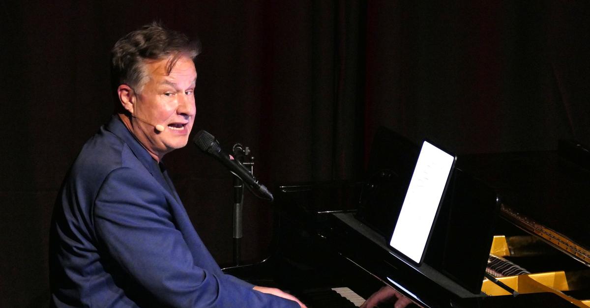 Lars-Reichow-tritt-in-der-Herborner-KuSch-auf