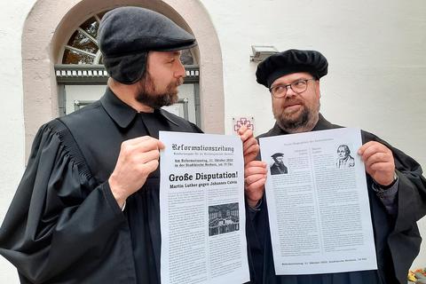 Disputieren in Herborn: Johannes Calvin (Pfarrer Konrad Schullerus, .) und Martin Luther (Pfarrer Andree Best).   Foto: Holger J. Becker-von Wolff 