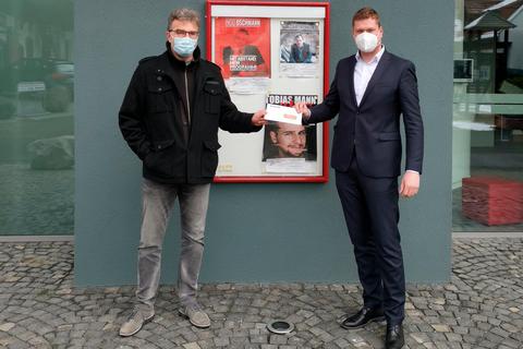 Spendenübergabe: Jörg Michael Simmer (links) nimmt den Scheck von Michael Eichler von der Sparda-Bank entgegen. Foto: "KulturScheune" Herborn 