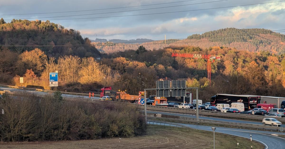 Langer-Stau-nach-Unfall-auf-A45-bei-Herborn