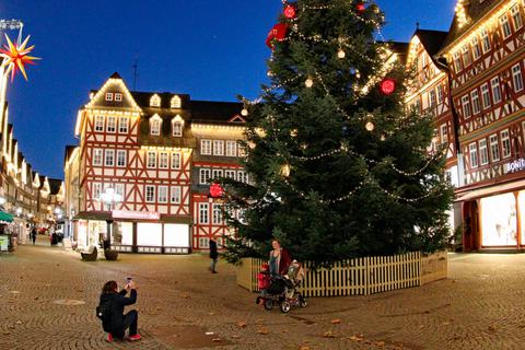 Posieren vor "Joachim": Der große Herborner Weihnachtsbaum ist ein beliebtes Fotomotiv. Foto: Siegfried Gerdau 