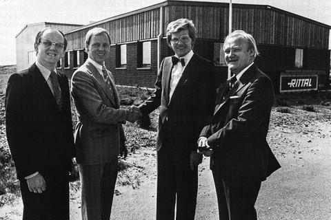 1978: Norbert Müller (l.) und Friedhelm Loh (2.v.r.) treffen Lars Johnsson (2.v.l.) und Sven Bläckberg (r.), den Vorstand von Rittal Skandinavien, bei der Fertigstellung des neuen Gebäudes von Rittal Schweden in Ängelholm. © Rittal