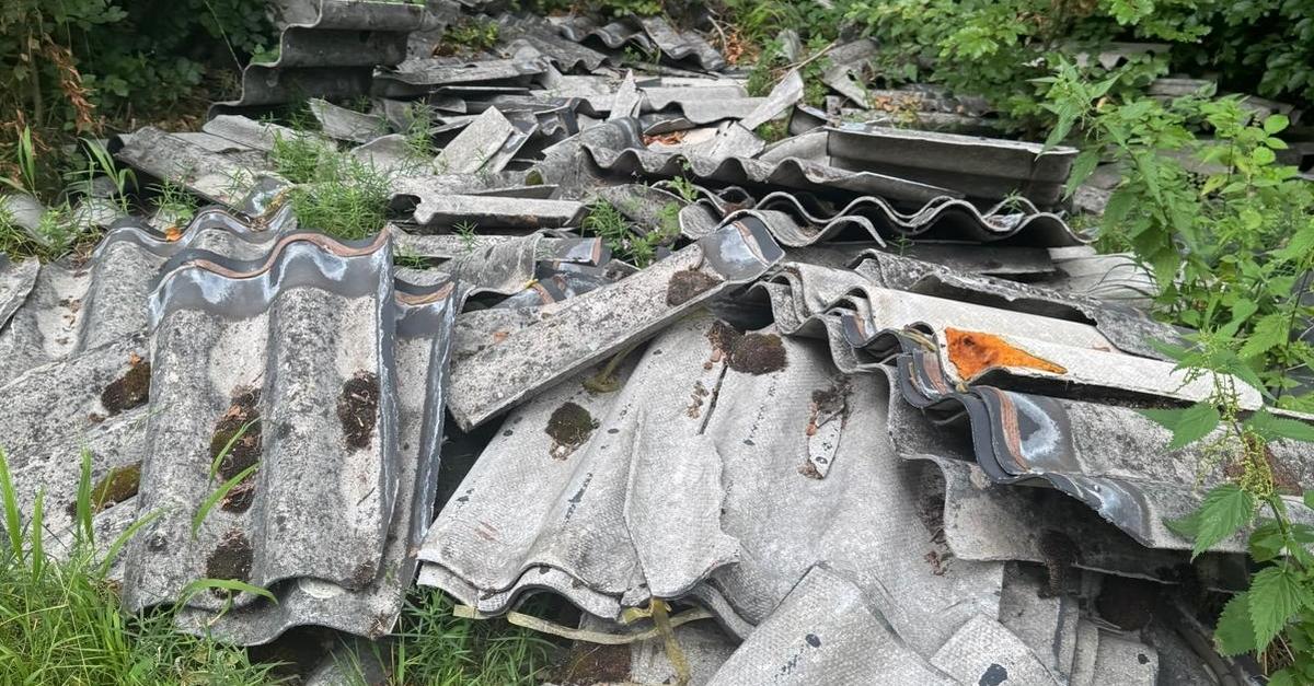 Eternitplatten-illegal-im-Wald-bei-Merkenbach-entsorgt