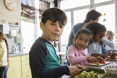 Der Verein SOS-Kinderdorf betreibt in Gera seit 2022 einen „pädagogischen Mittagstisch“ für Kinder – inklusive Betreuung und Unterstützung durch pädagogische Fachkräfte und ehrenamtliche Nachhilfelehrer. 