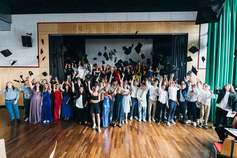 Abschied der Absolventen: Die Schüler der Comenius-Schule Herborn werfen nach der Zeugnisübergabe zur Feier des Tages ihre Hüte in die Luft.