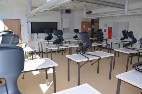 Einzeltische und auf Abstand: An der Dillenburger Wilhelm-von-Oranien-Schule sind die Vorkehrungen für den Neustart des Unterrichts geschaffen.  Foto: Markus Hoffmann/WvO 