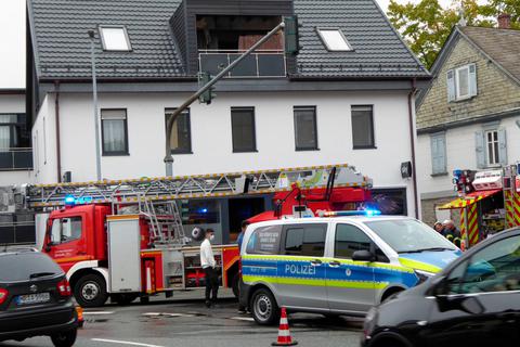 Mit der Drehleiter war die Herborner Feuerwehr angerückt, um den Balkonbrand im Dachgeschoss zu löschen. Foto: Jörg Fritsch 