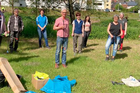 Gleich geht es los: Ausgestattet mit neuen Müllgreifern und Arbeitshandschuhen von der Abfallwirtschaft Lahn-Dill, starten die Naturschützer der "Dillkinder" ihre Sammelaktion am Herborner Schießplatz. Foto: Abfallwirtschaft Lahn-Dill 