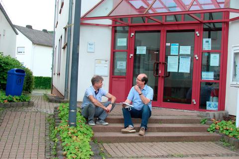 Gut gelaunt vor dem Hohenahrer Rathaus in Erda: Bürgermeister Armin Frink (l.) im Gespräch mit Redakteur Gert Heiland.  Foto: Claudia Holzapfel 
