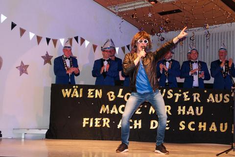 Da staunte selbst der Elferrat, wie Elferratsmitglied Maximilian Kopp als "Mickie Krause" die Bühne rockt.  Foto: Helga Peter 