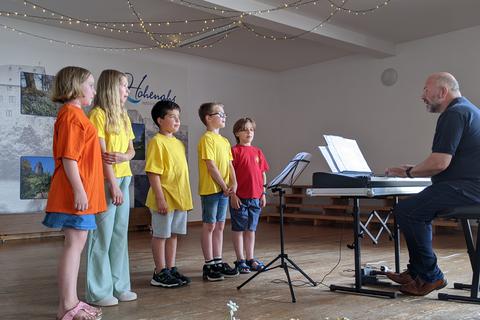 Der Kinderchor "Sonnenschein 2000" trägt zum Programm des Dämmerschoppens in Erda bei. 