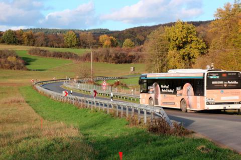 Wegen des Ausbaus der L3052 und der Vollsperrung ändern sich die Busfahrpläne. © Gert Heiland
