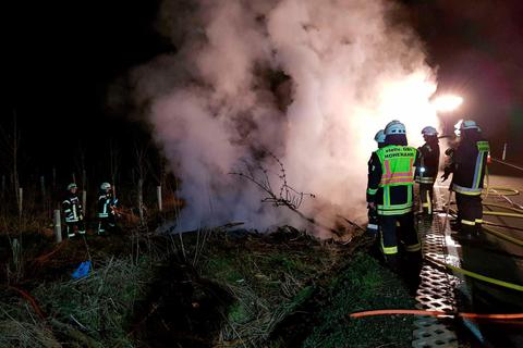 Zum ersten Flächenbrand in diesem Jahr mussten die Feuerwehrleute in Hohenahr ausrücken.  Foto: Feuerwehr Hohenahr 