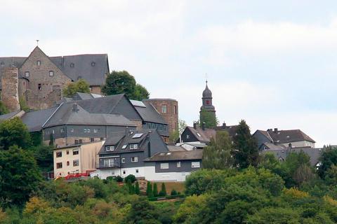 Markus Ebertz und Tilmann Kammler hoffen, dass Burg Hohensolms im Gemeindeleben weiter eine Rolle spielt.  Archivfoto: Gert Heiland 
