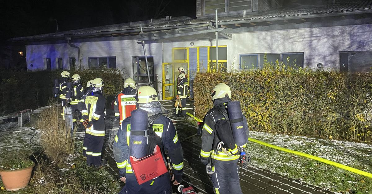 H-ttenberger-Feuerwehr-r-ckt-zur-Gro-bung-aus