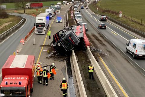 Komplizierte Bergung: Lkw Kippt Auf A45 Bei Hüttenberg Um